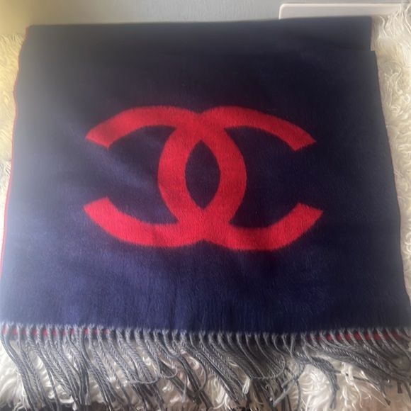 Chanel Cashmere scarf from Scotland - Picture 3 of 7